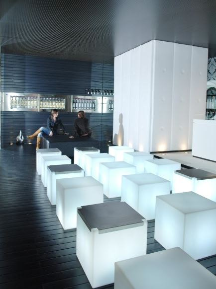 Noleggio Cubi Pouf in pvc illuminati a Milano